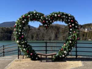 恵那峡ハートのベンチ