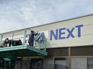 デッキタイプの高車作業車使用！